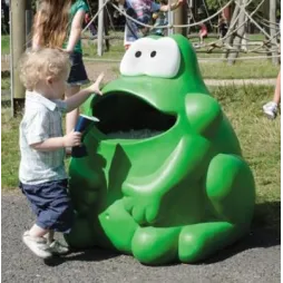 Visuel de la poubelle ludique Grenouille dans un parc pour enfant - Leader Equipements