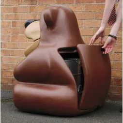 Visuel de la poubelle ludique Ourson pour école - vue sur la porte arrière - Leader Equipements