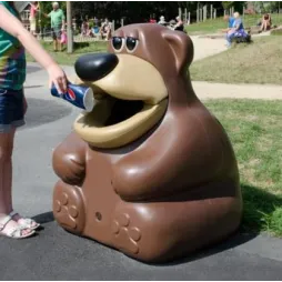 Visuel de la poubelle ludique Ourson pour école - in situ - Leader Equipements