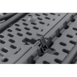 Tables de travail attachées entre elles