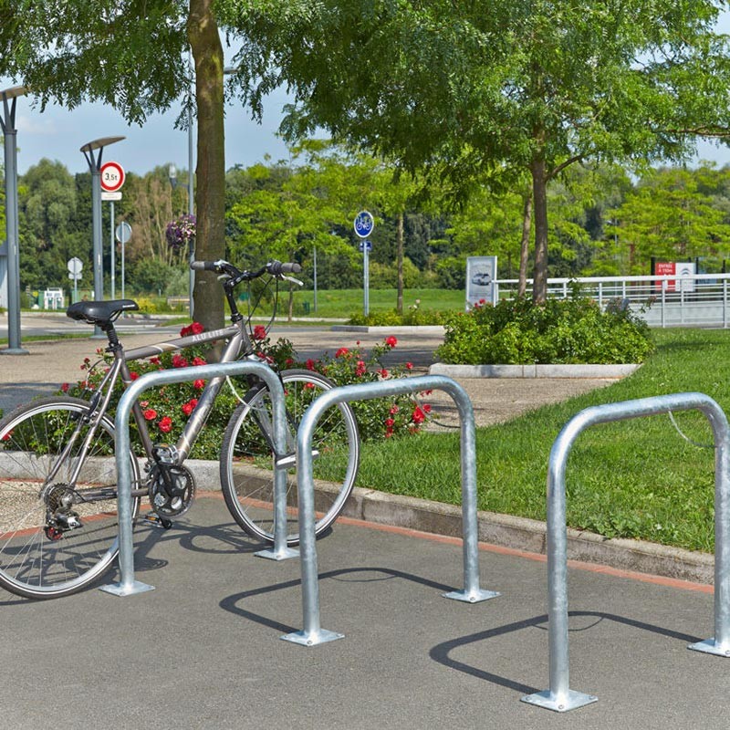 Barrière pour le stationnement de vélos. Barrière en acier