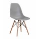 Belle chaise grise d'intérieur en polypro et bois de hêtre