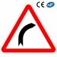 Panneau de signalisation indiquant un danger,  virage à droite (A1a)