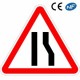Panneau routier indiquant une chaussée rétrécie par la droite (A3a)