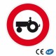 Panneau de circulation signalant un accès interdit aux véhicules agricoles