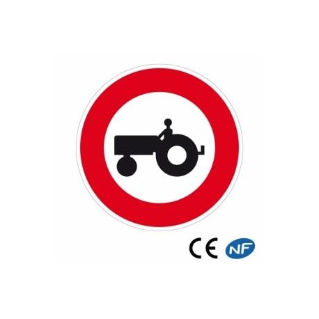 Panneau de circulation signalant un accès interdit aux véhicules agricoles
