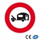 Panneau de route annonçant un accès interdit aux véhicules tractant une caravane