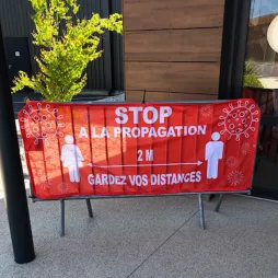 Cache barrière en tissu avec message pour garder ses distances