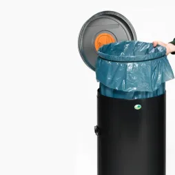 Anneau de maintien pour fixer les sac poubelle sur leur support