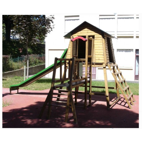 La petite cabane en bois avec toboggan pour les enfants de 5 à 12 ans