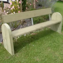 Banc public en bois