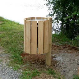 Poubelle en bois