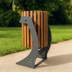 Poubelle design en bois et métal