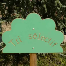 Panneau en HPL gravé sur mât