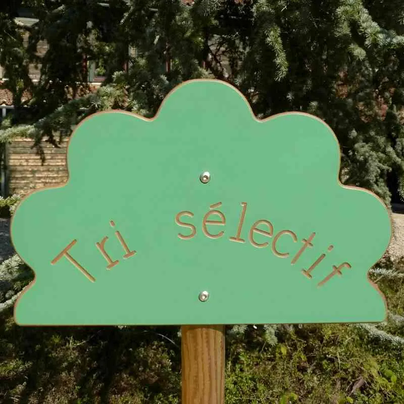 Panneau en HPL gravé sur mât