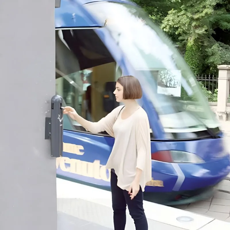 Cendrier mural gris anthracite dans une gare