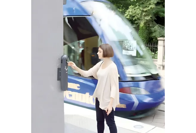 Cendrier mural gris anthracite dans une gare