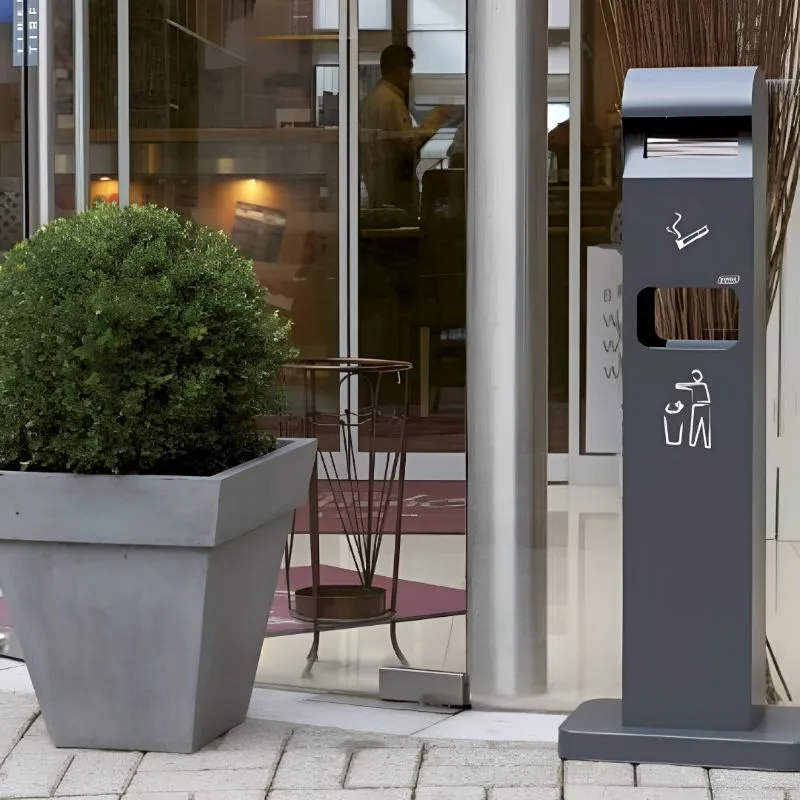 Borne cendrier poubelle à l'entrée d'un bâtiment