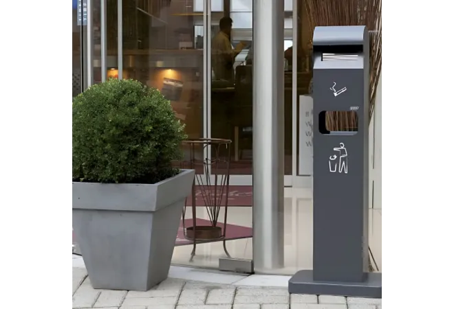 Borne cendrier poubelle à l'entrée d'un bâtiment
