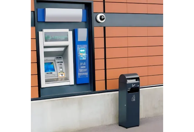 Poubelle/cendrier devant une banque