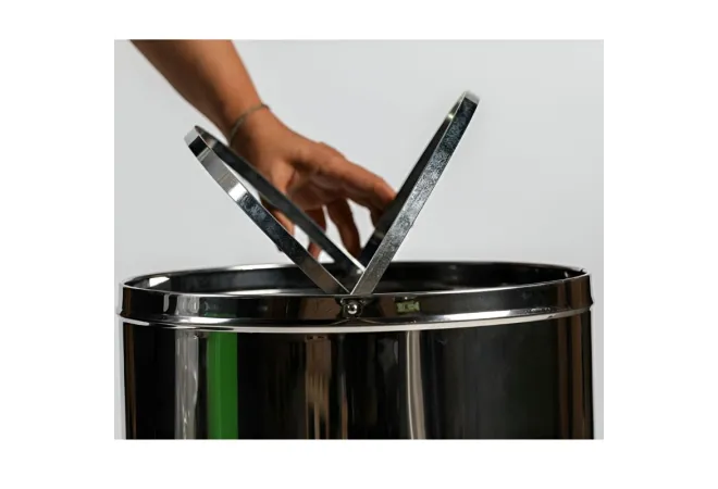 Ouverture de la poubelle de tri intérieur