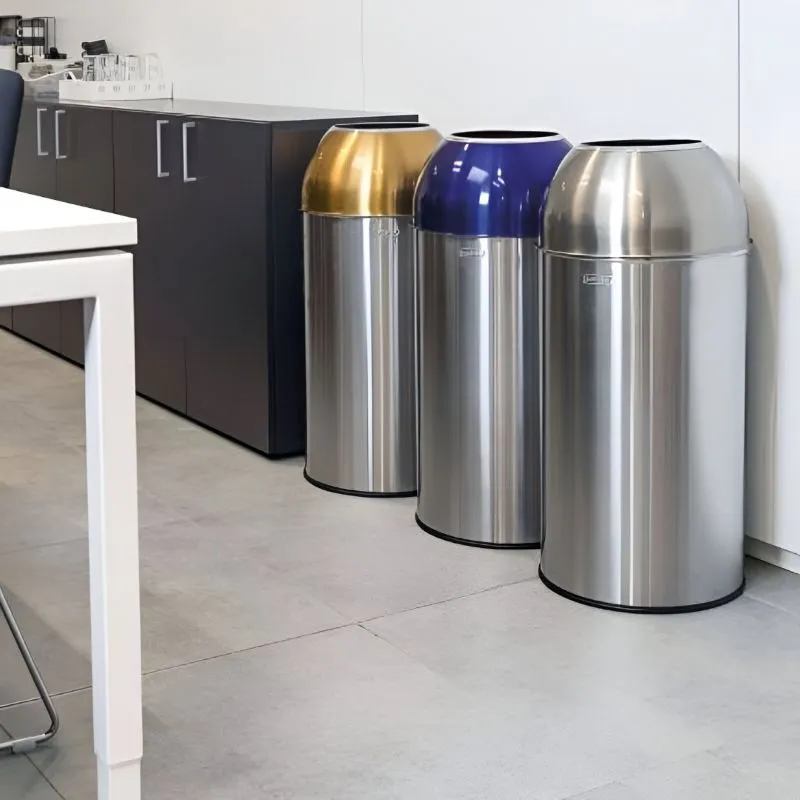 Collecteurs de tri dans un bureau