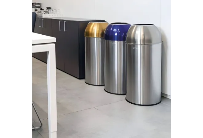 Collecteurs de tri dans un bureau