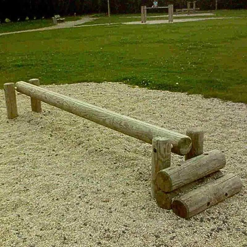 Agrès sportif en bois pour parcours de santé extérieur