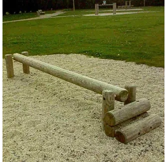 Agrès sportif en bois pour parcours de santé extérieur