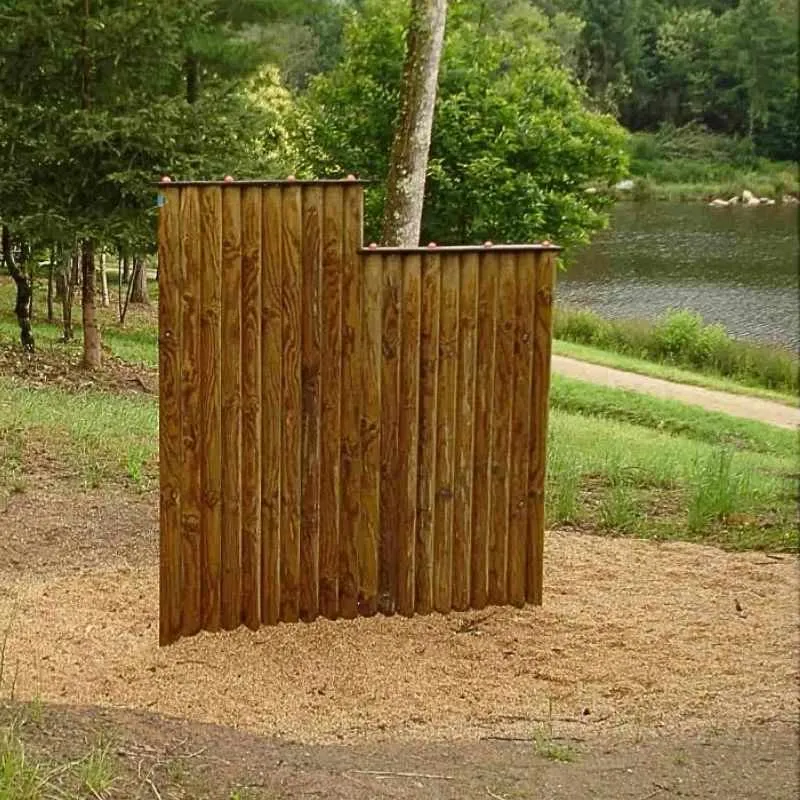 Module en bois sur parcours de santé en foret
