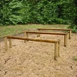 Module en bois "saut de haie" pour parcours sportif en extérieur