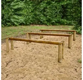 Module en bois "saut de haie" pour parcours sportif en extérieur