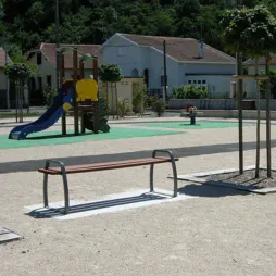 Banquette extérieure sur aire de jeu