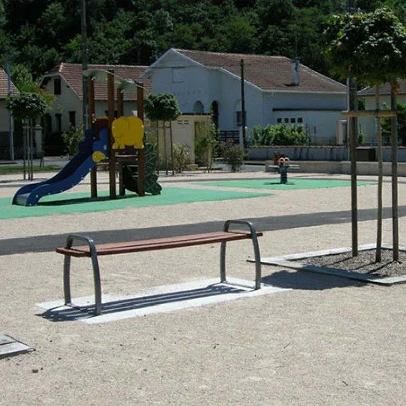 Banquette extérieure sur aire de jeu