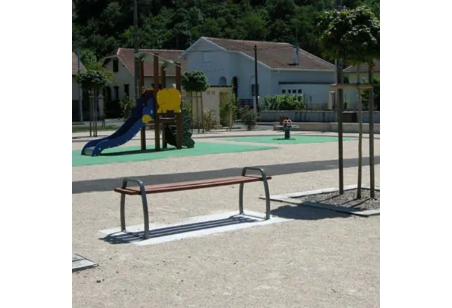 Banquette extérieure sur aire de jeu