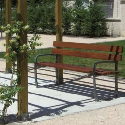 Banc de ville acier et bois sur aire de repos urbaine