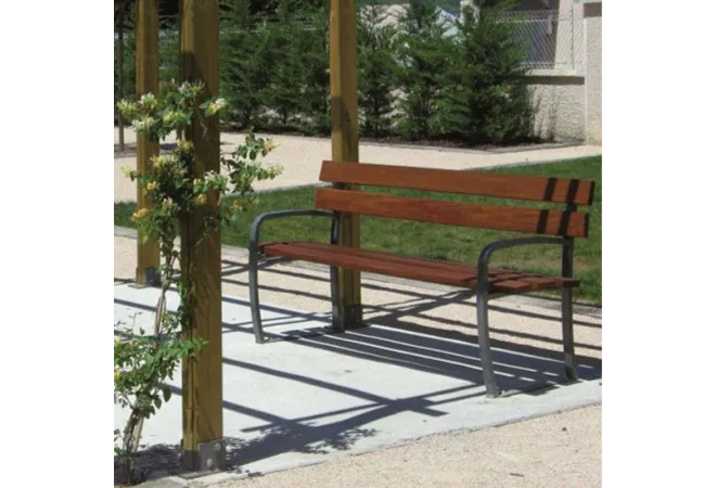 Banc de ville acier et bois sur aire de repos urbaine