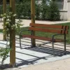 Banc de ville acier et bois sur aire de repos urbaine