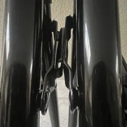 Système d'accroche en métal intégré sur les chaises