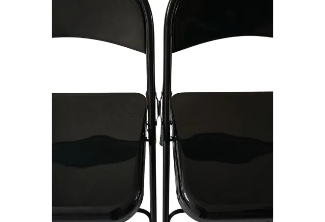 Chaise avec système d'accroche pour les assembler entre elles