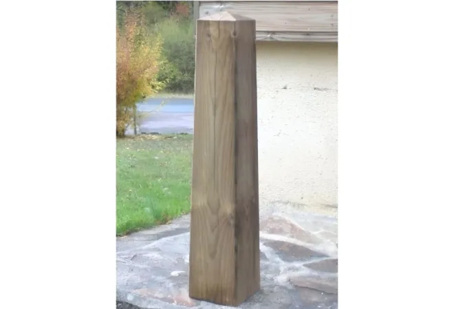 Potelet de sécurité en bois à sceller de forme pyramidale