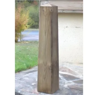 Potelet de sécurité en bois à sceller de forme pyramidale