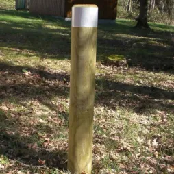 Borne de sécurité en bois avec bande rétro réfléchissante