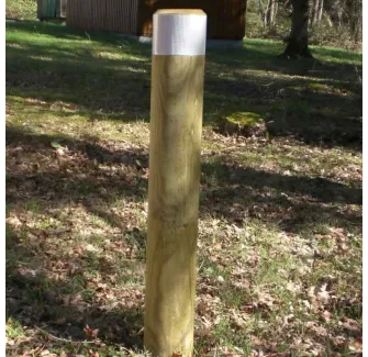 Borne de sécurité en bois avec bande rétro réfléchissante