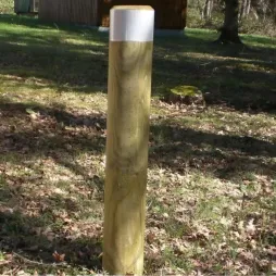 Borne de sécurité en bois avec bande rétro réfléchissante