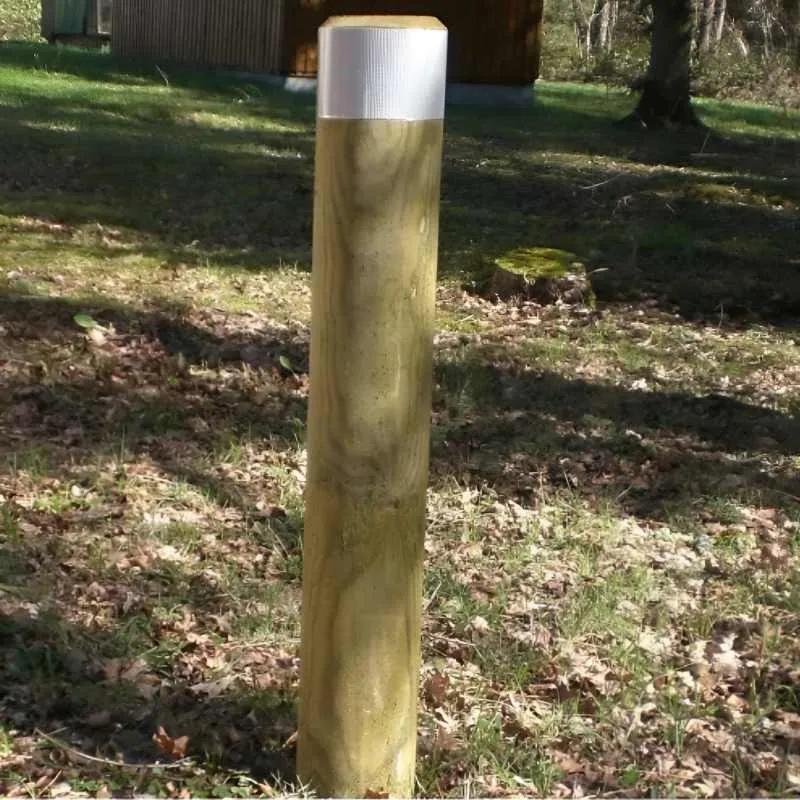 Borne de sécurité en bois avec bande rétro réfléchissante