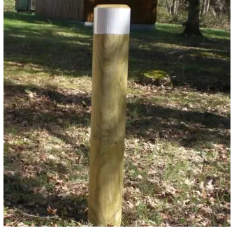 Borne de sécurité en bois avec bande rétro réfléchissante