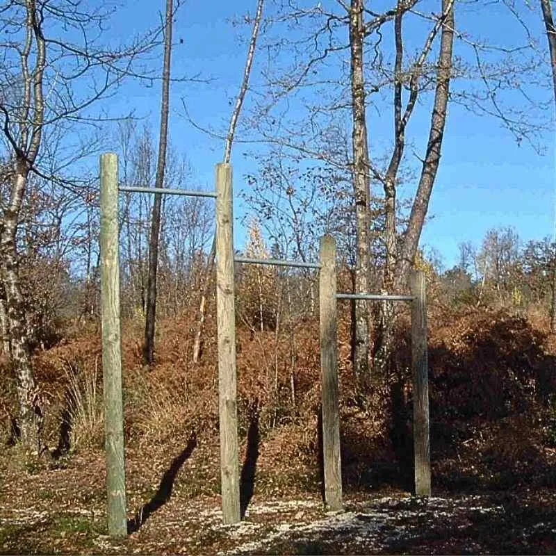 Équipement sportif en bois pour parcours de santé en plein air