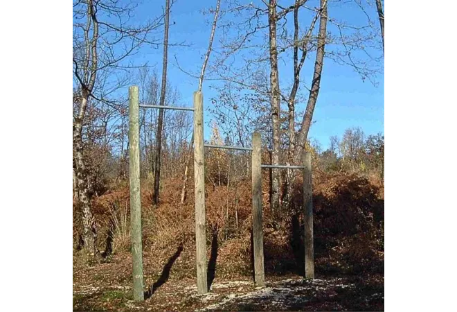 Équipement sportif en bois pour parcours de santé en plein air
