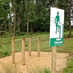 Agrès en bois pour aire de fitness en plein air